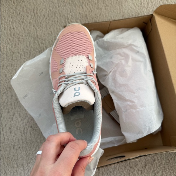 On Running Pink and White Sneakers- Cloud 6 BRAND NEW IN BOX - Picture 2 of 6